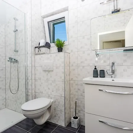 빌라 Kampanel With Private Pool,7km From Sandy Beach Tugare