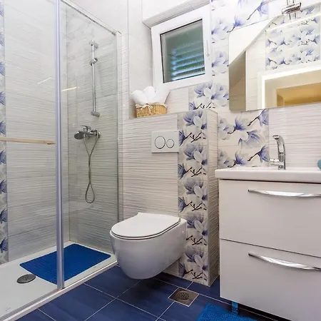 Kampanel With Private Pool,7km From Sandy Beach Tugare